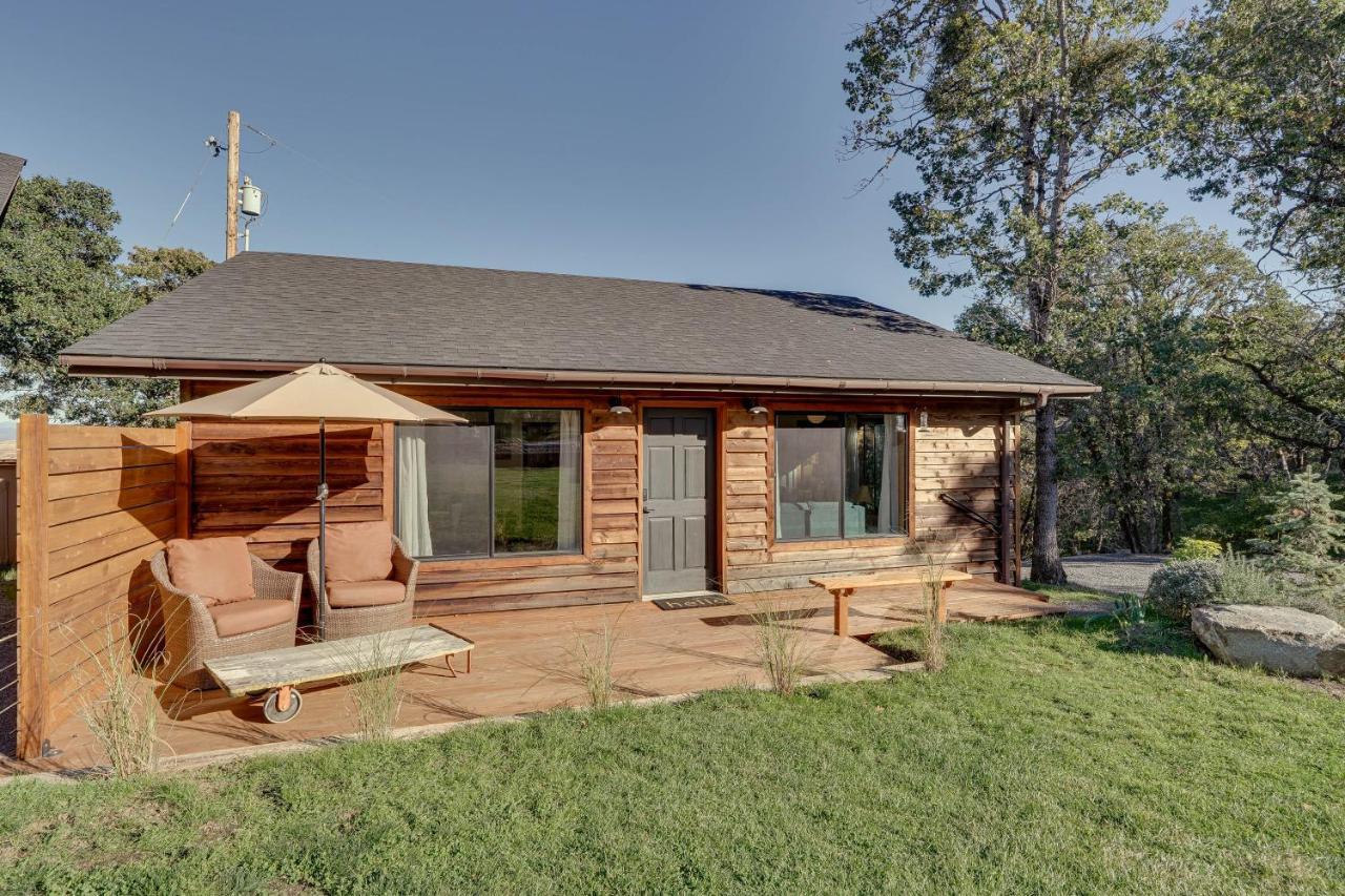 Cozy Central Point Bungalow On Working Winery! 外观 照片